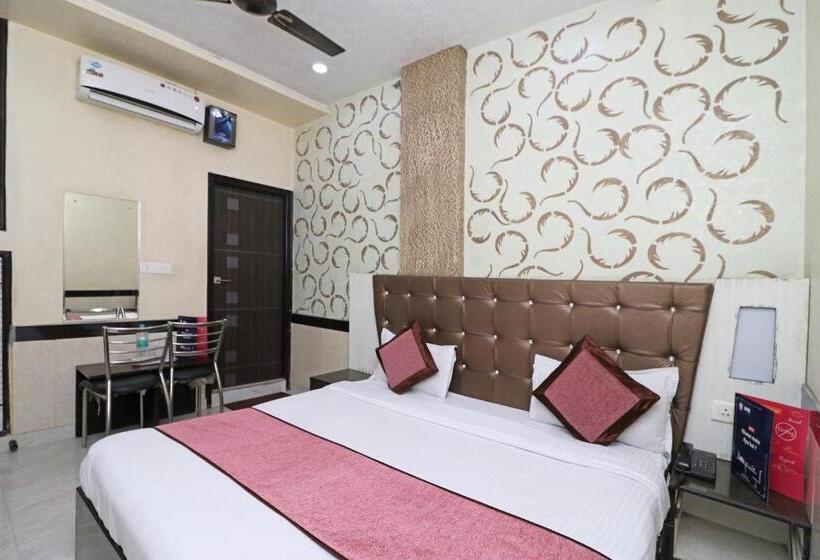 Super Oyo Hotel Myraa