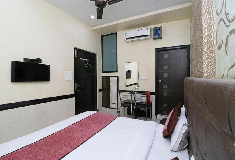 Super Oyo Hotel Myraa