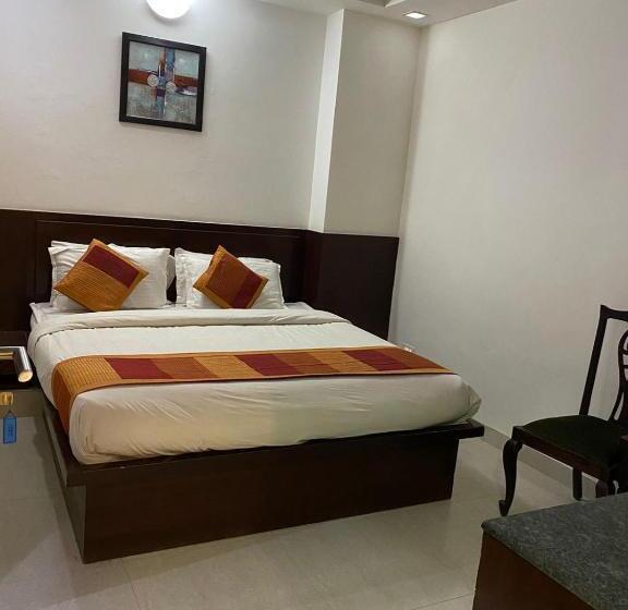 Golden Sandstone Hotel Safaris