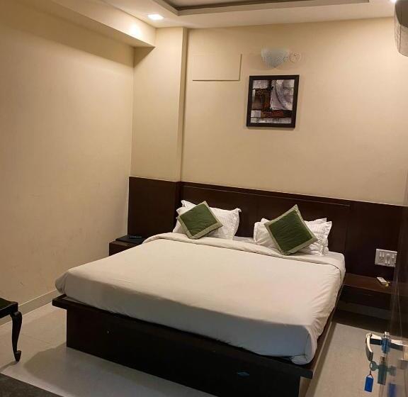 Golden Sandstone Hotel Safaris