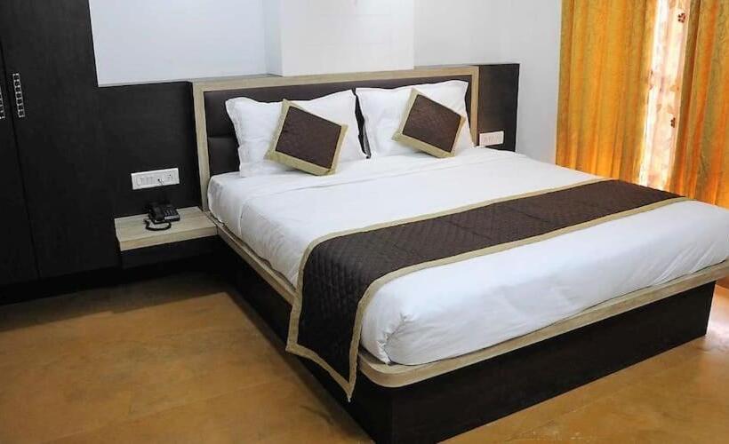 Golden Sandstone Hotel Safaris