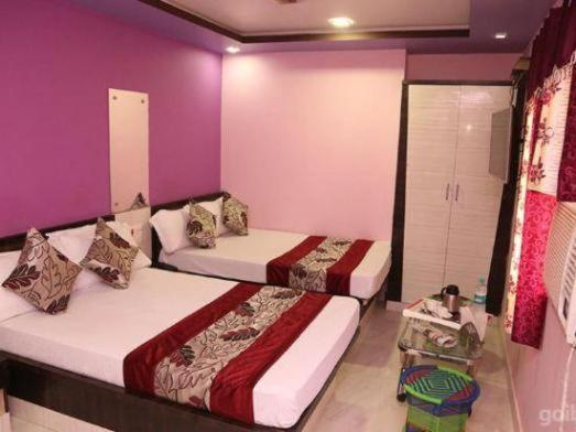 Golden Sandstone Hotel Safaris