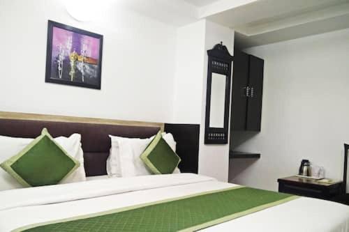 Golden Sandstone Hotel Safaris