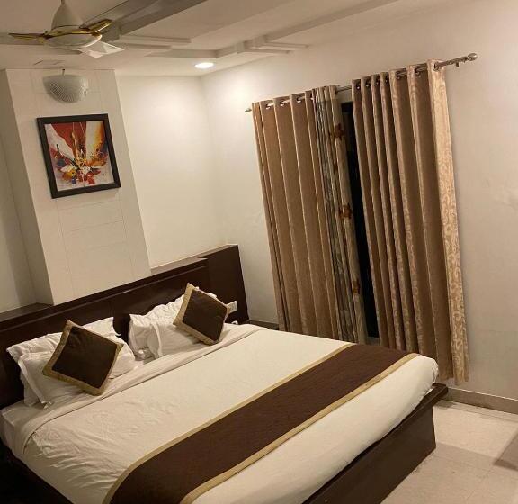 Golden Sandstone Hotel Safaris