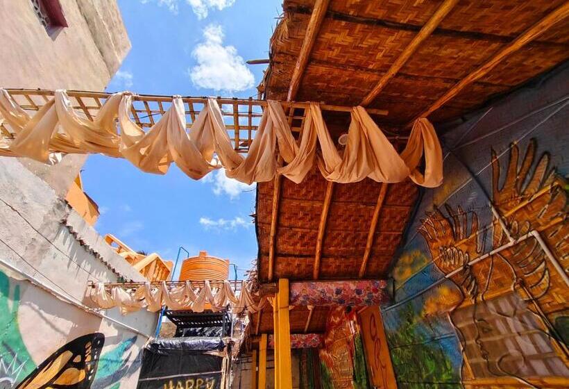 پانسیون Temple Side Cottage