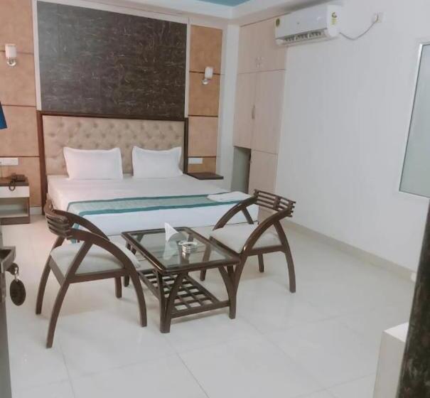 בית מלון כפרי Teo Grand Near Delhi Airport