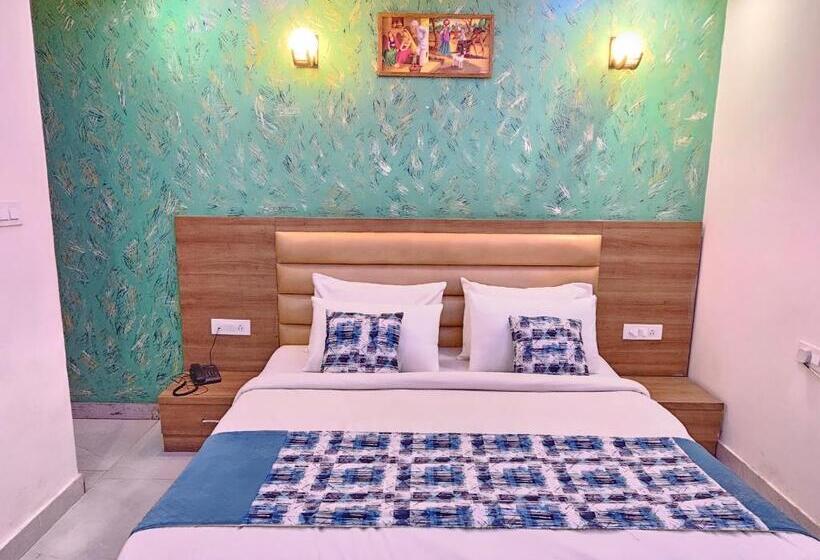 בית מלון כפרי Teo Grand Near Delhi Airport