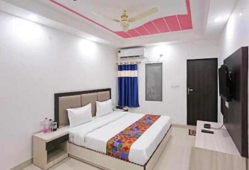 בית מלון כפרי Teo Grand Near Delhi Airport