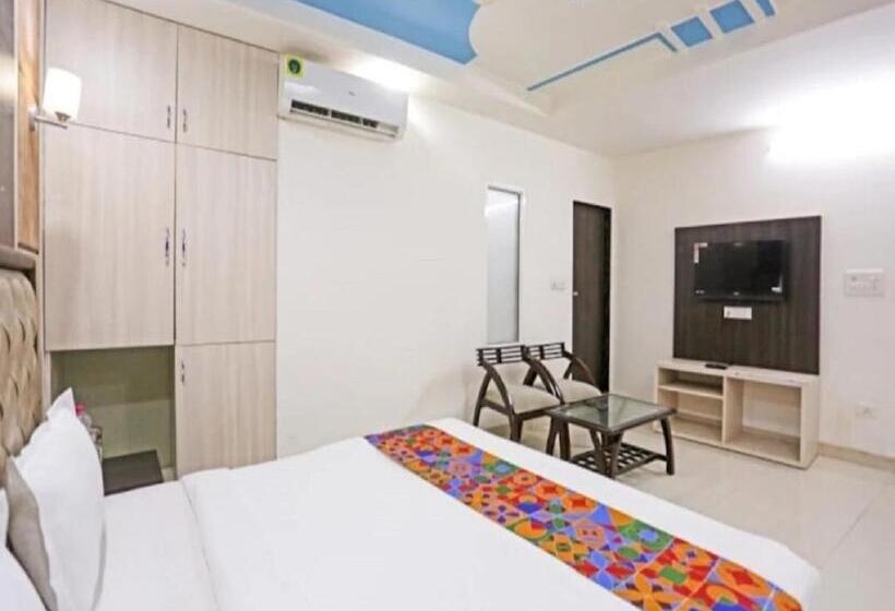 בית מלון כפרי Teo Grand Near Delhi Airport