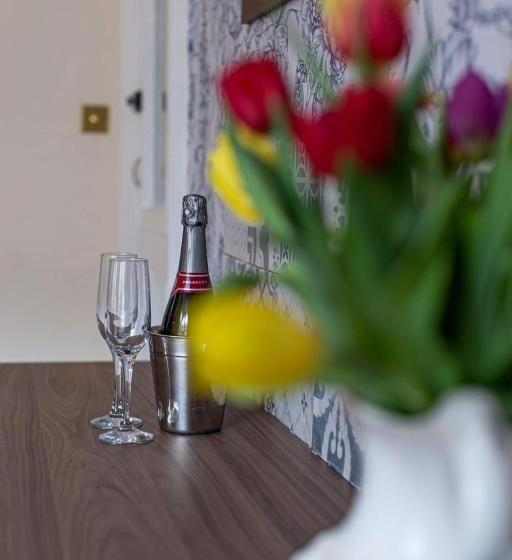 مبيت وإفطار The Capri Guesthouse