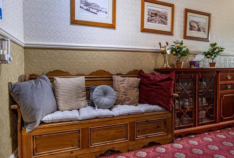 مبيت وإفطار The Capri Guesthouse