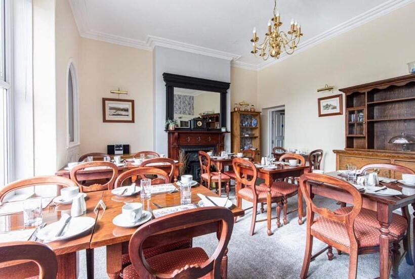 مبيت وإفطار The Capri Guesthouse