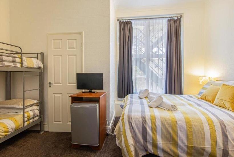 مبيت وإفطار The Capri Guesthouse