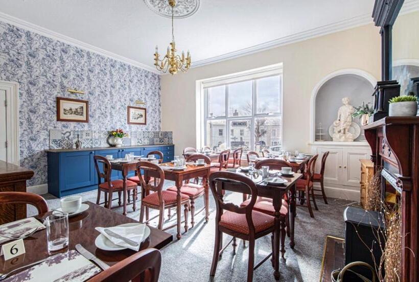 مبيت وإفطار The Capri Guesthouse