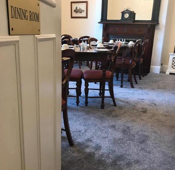 مبيت وإفطار The Capri Guesthouse