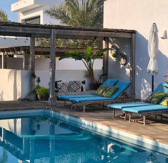 تختخواب و صبحانه One Thousand Waves