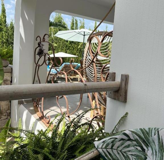 تختخواب و صبحانه One Thousand Waves