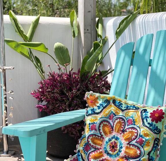 تختخواب و صبحانه One Thousand Waves