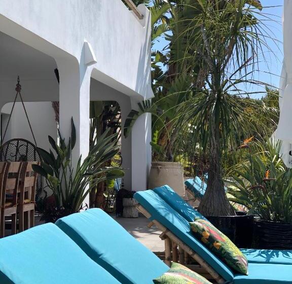 تختخواب و صبحانه One Thousand Waves