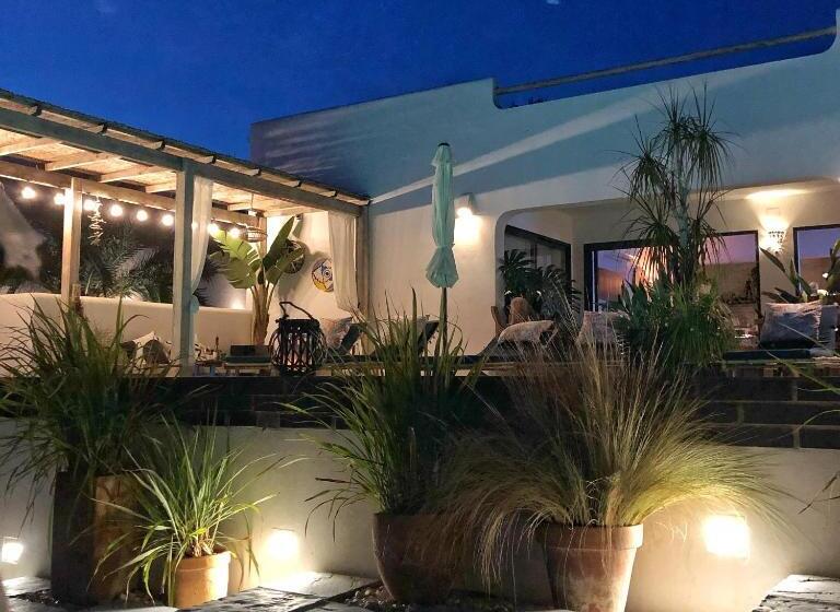 تختخواب و صبحانه One Thousand Waves