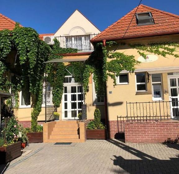 住宿加早餐  Tulipán Villa Panzió