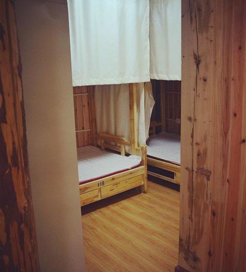 הוסטל Shangri La Emma Inn