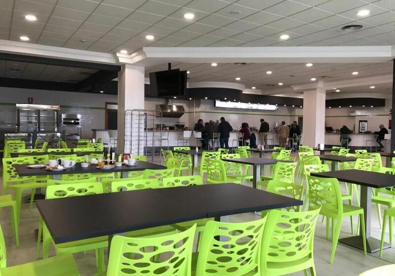 Отель Alonso De Monroy