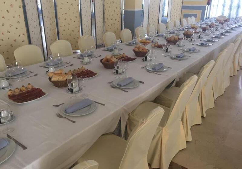 Отель Alonso De Monroy