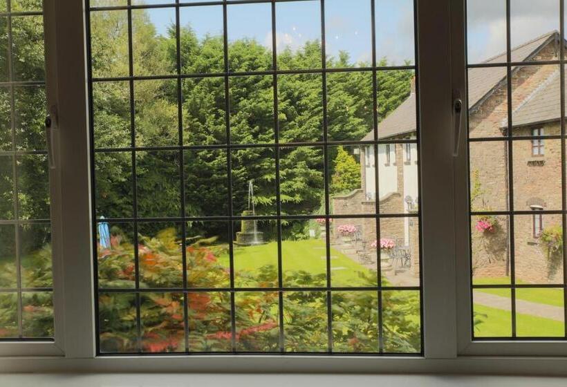 בית מלון כפרי The Greyhound Inn And