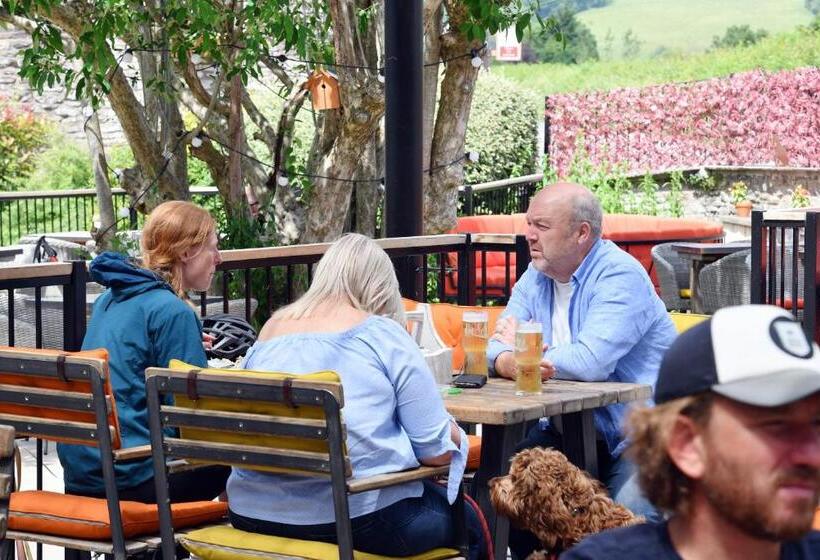 בית מלון כפרי The Greyhound Inn And