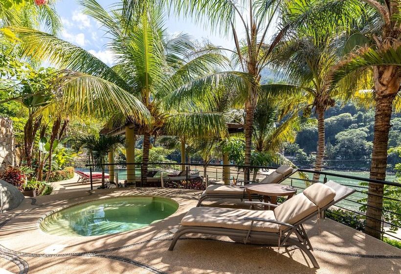 Отель Villa Armonia Luxury Suites