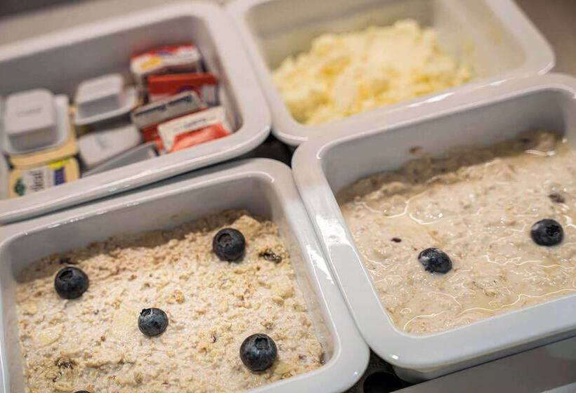 Отель Hampton By Hilton Locarno