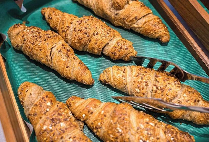 Отель Hampton By Hilton Locarno