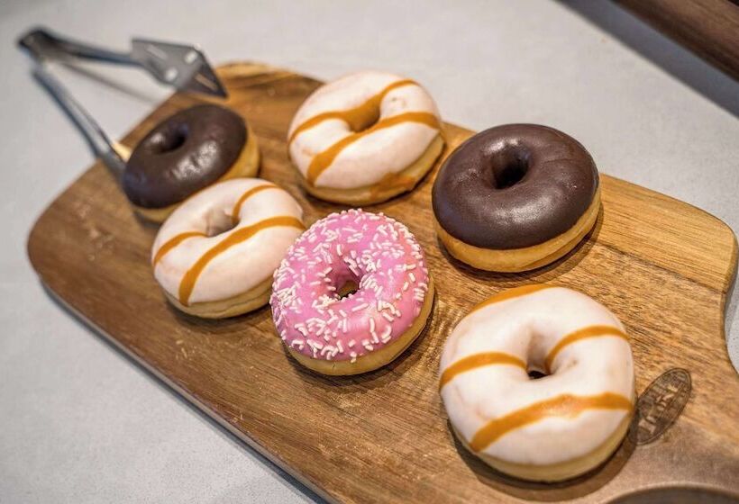 Отель Hampton By Hilton Locarno