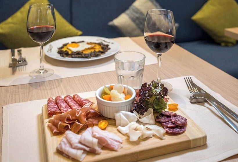 Отель Hampton By Hilton Locarno