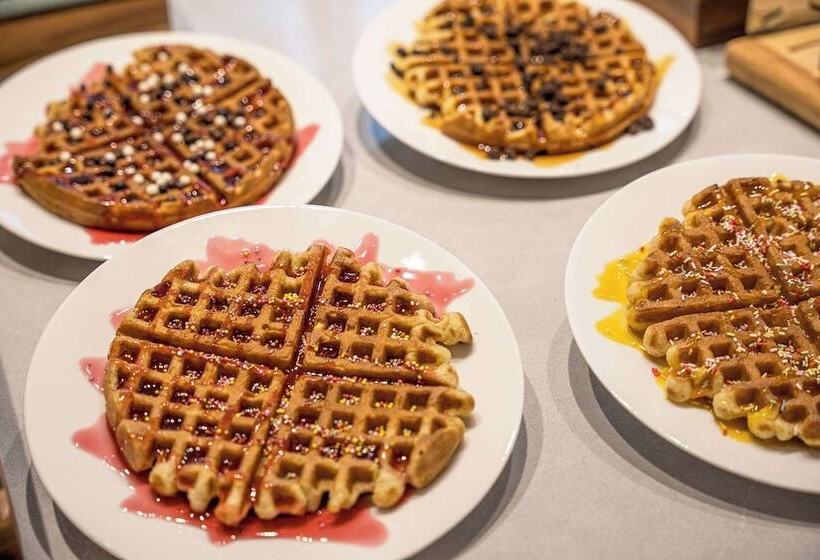 Отель Hampton By Hilton Locarno