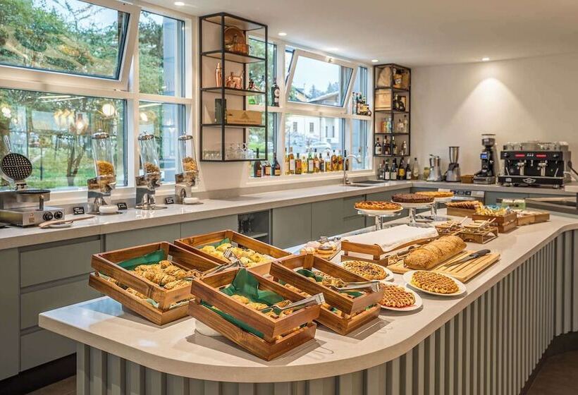 Отель Hampton By Hilton Locarno