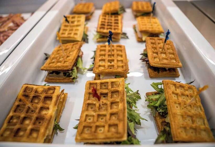 Отель Hampton By Hilton Locarno