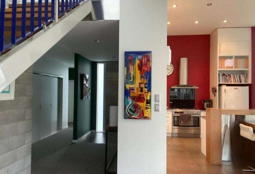 تختخواب و صبحانه Refreshstay