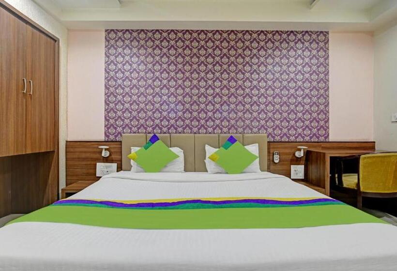Collection O Hotel Johri Residency