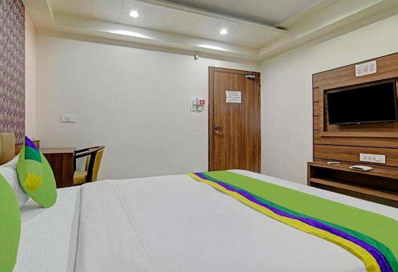 Collection O Hotel Johri Residency