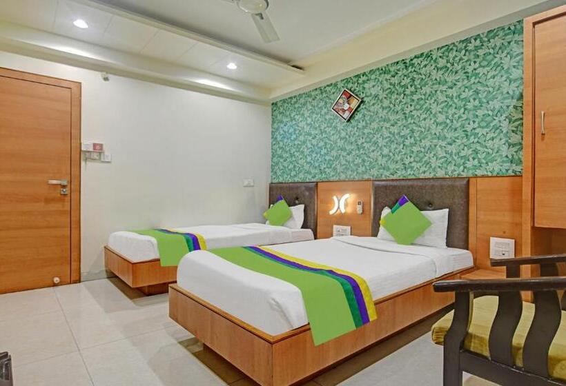 Collection O Hotel Johri Residency