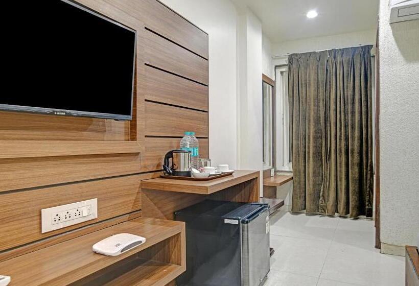 Collection O Hotel Johri Residency