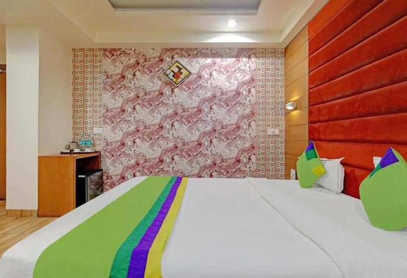 Collection O Hotel Johri Residency