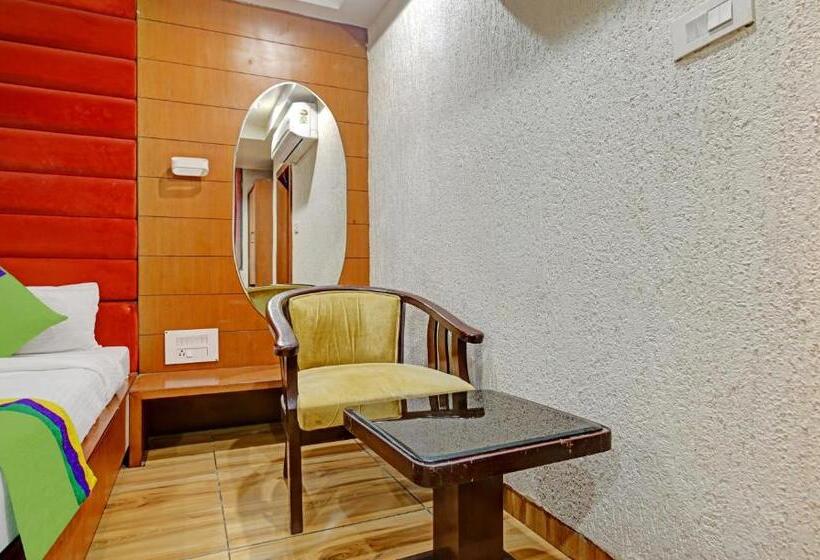 Collection O Hotel Johri Residency