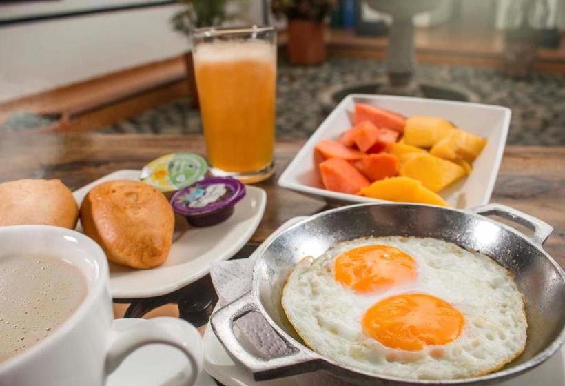 فندق Los Portales Inn