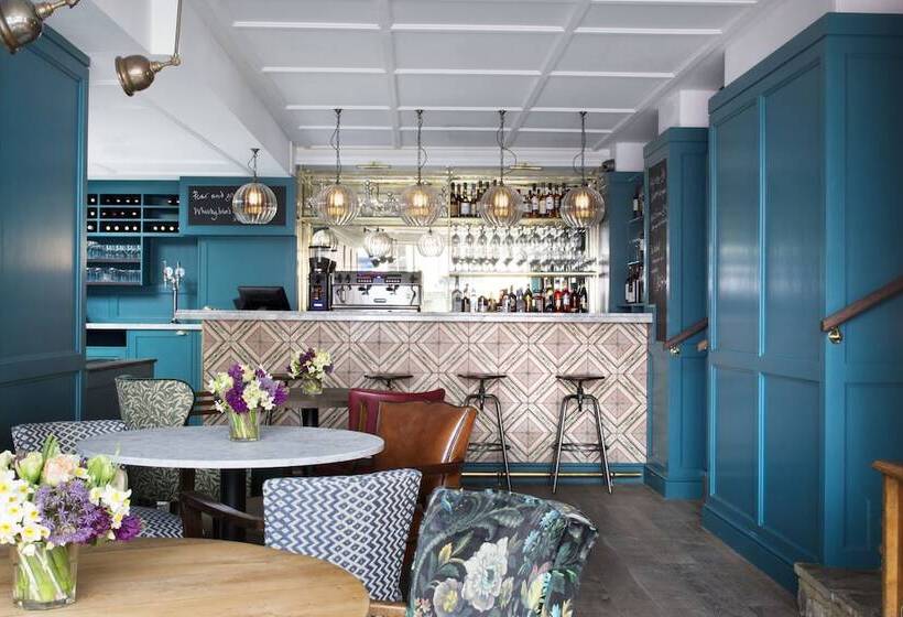 בית מלון כפרי The Bower House, Restaurant & Rooms