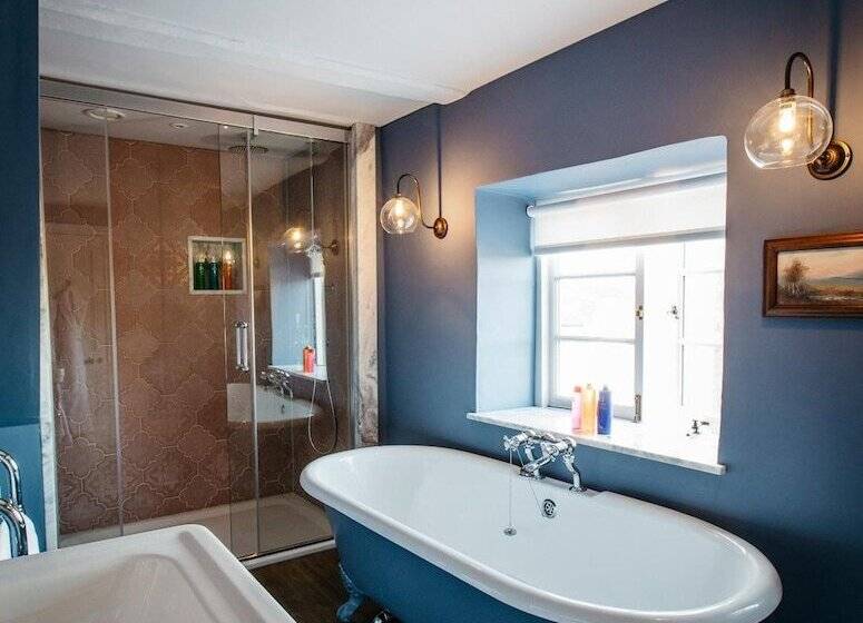 בית מלון כפרי The Bower House, Restaurant & Rooms