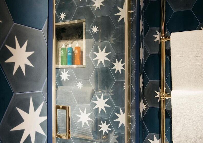 בית מלון כפרי The Bower House, Restaurant & Rooms