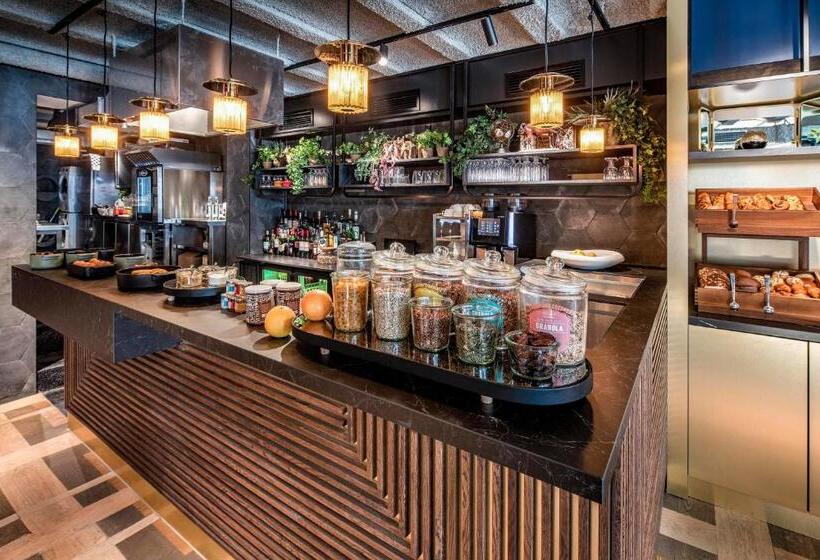 هتل The Highland House